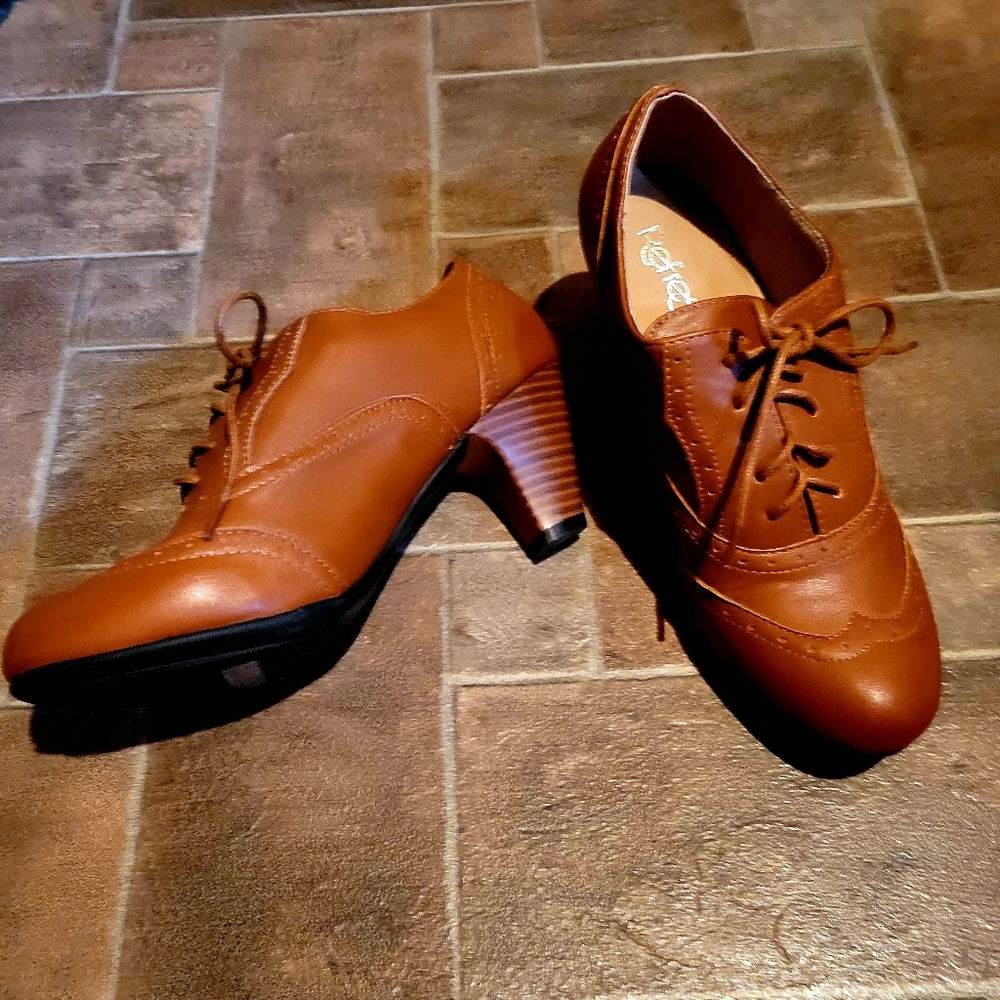 Tan Oxford pump